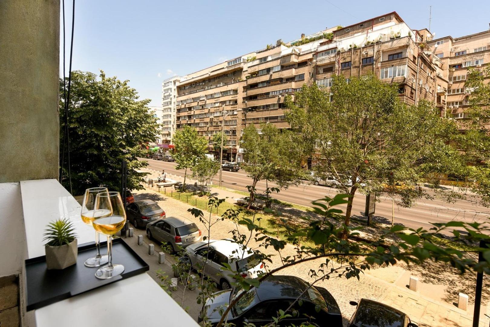 Downtown Oasis: Central Apartments With Cozy Charm Bucureşti Ngoại thất bức ảnh