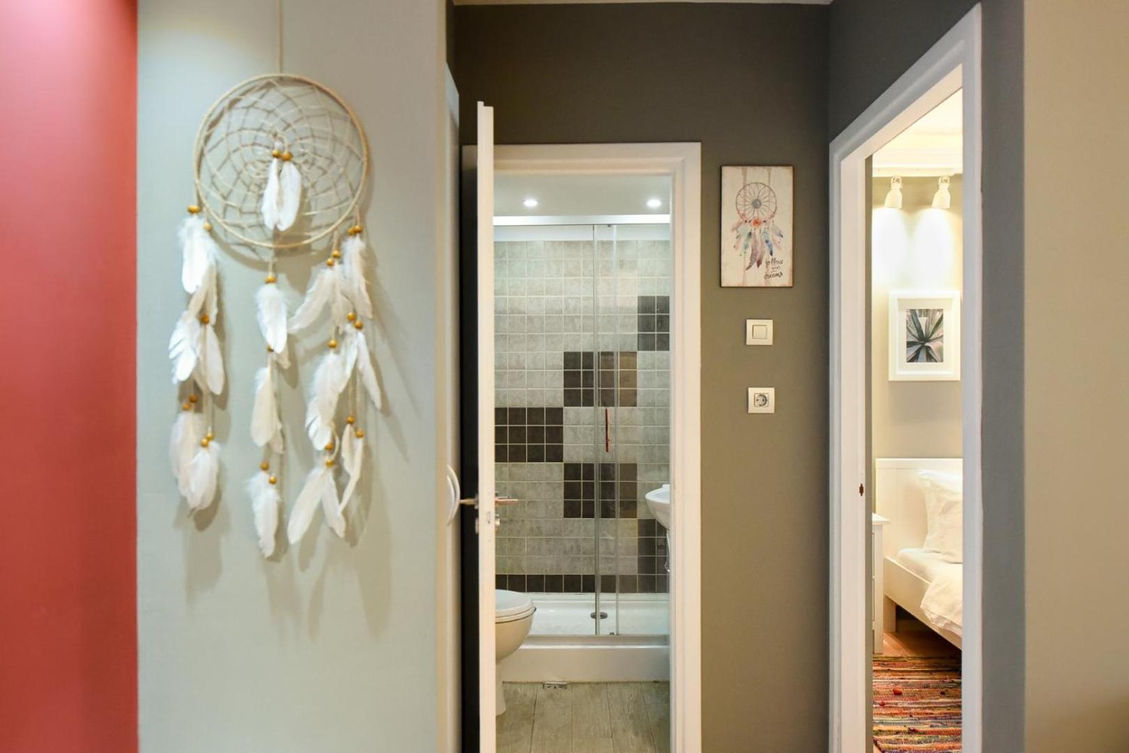 Downtown Oasis: Central Apartments With Cozy Charm Bucureşti Phòng bức ảnh
