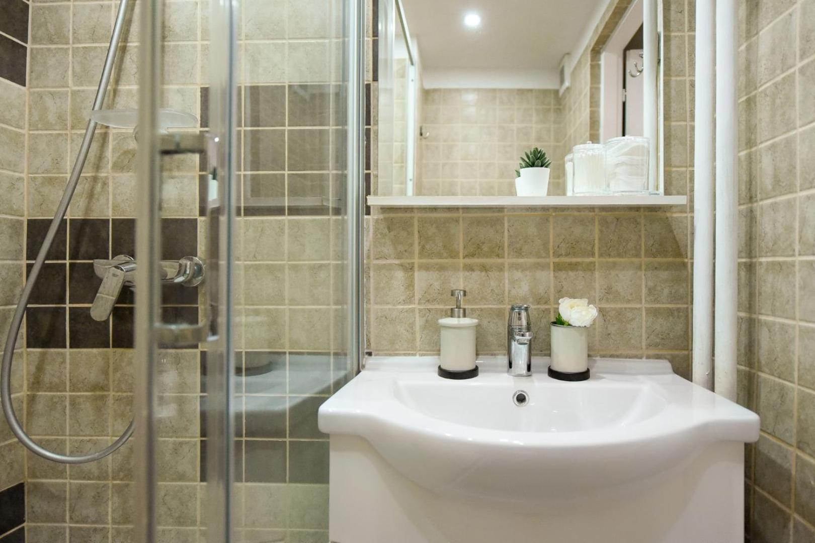Downtown Oasis: Central Apartments With Cozy Charm Bucureşti Phòng bức ảnh