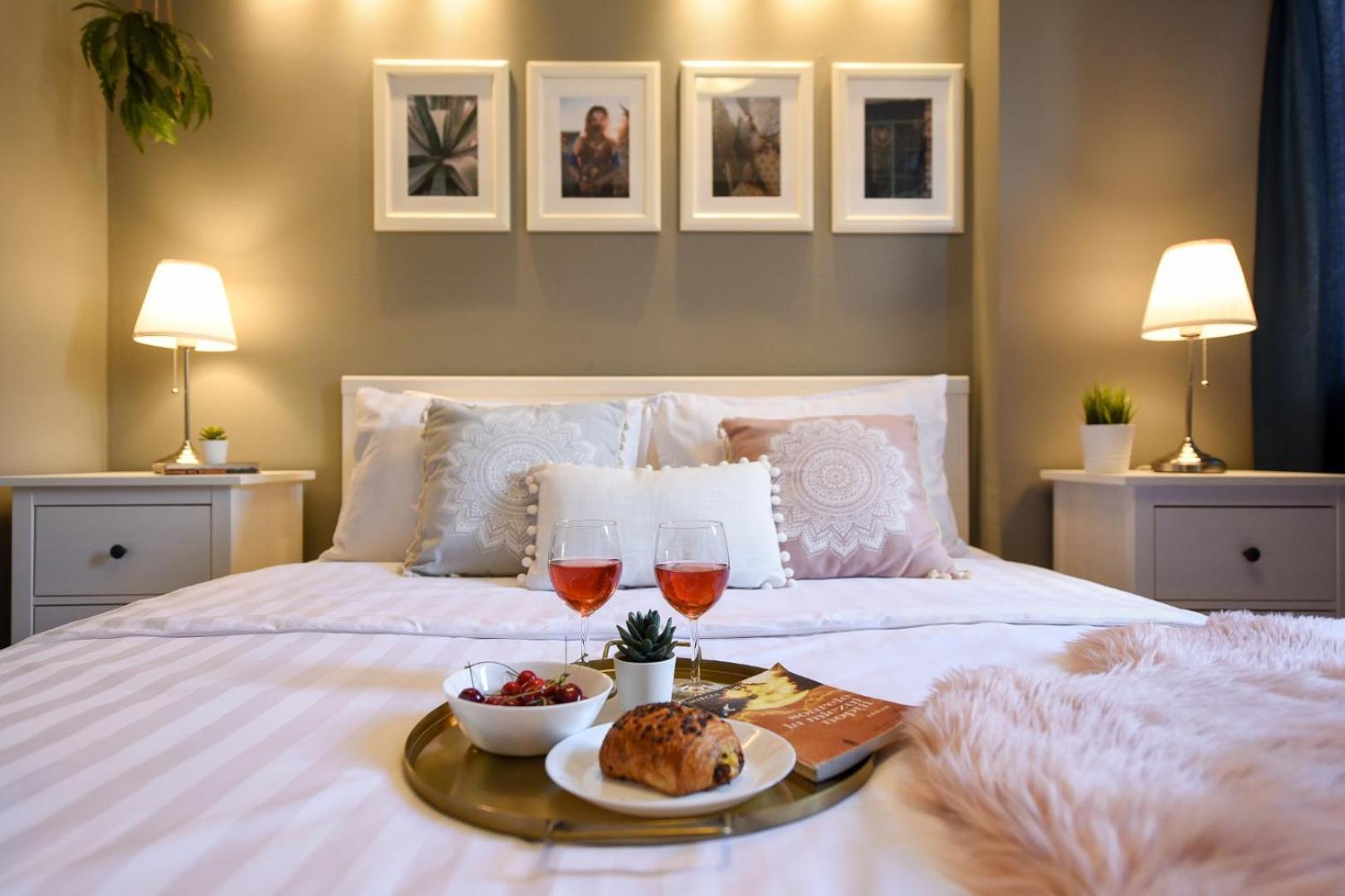 Downtown Oasis: Central Apartments With Cozy Charm Bucureşti Phòng bức ảnh